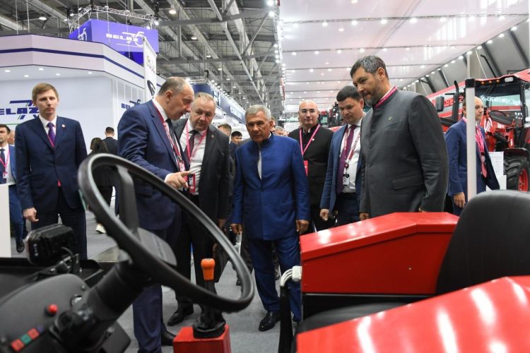 Минниханов ознакомился с продукцией российских, белорусских и китайских производителей