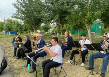 В Челнах на набережной Табеева сыграл духовой оркестр