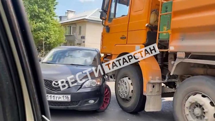 В Казани на улице Мира образовалась большая пробка из-за ДТП