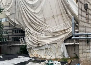 В Казани сорвало купол крыши с академии тенниса Тарпищева
