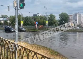 В Казани подтопило перекресток после дождя