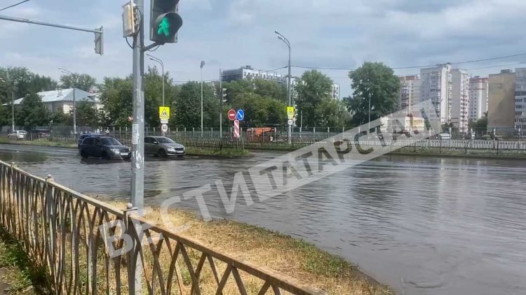 В Казани подтопило перекресток после дождя