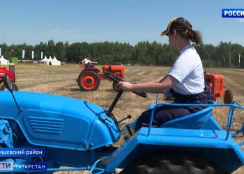 Женская тракторная бригада на «Днях поля» показала трюки