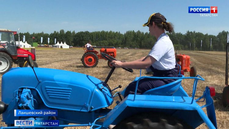 Женская тракторная бригада на «Днях поля» показала трюки