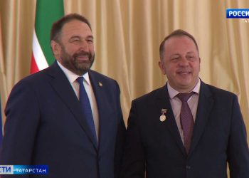 Песошин вручил лучшим работникам Татарстана государственные награды