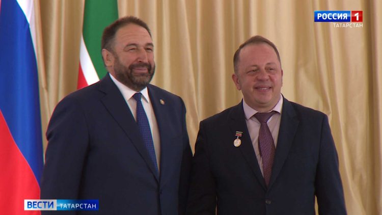 Песошин вручил лучшим работникам Татарстана государственные награды