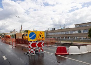 В Казани возле цирка провалился асфальт из-за аварии на сетях водоотведения