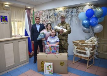 Участник СВО с позывным Кот приехал в Челны на выписку своего новорожденного сына