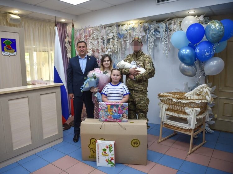 Участник СВО с позывным Кот приехал в Челны на выписку своего новорожденного сына