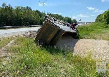 В Татарстане перевернулся грузовик с щебнем, водитель в больнице