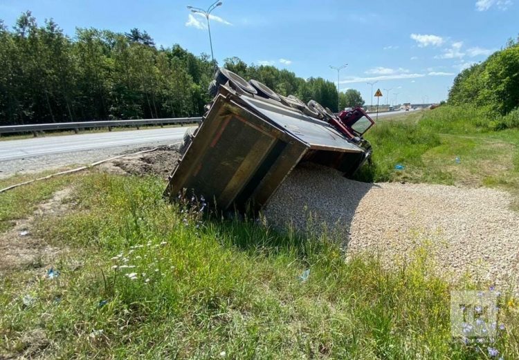 В Татарстане перевернулся грузовик с щебнем, водитель в больнице