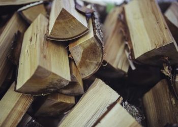 В Татарстане пенсионерка чуть не отрезала голову внучке