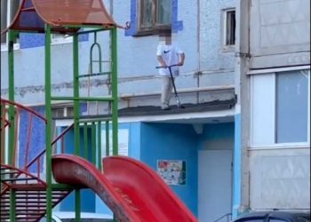 В Альметьевске подросток на самокате катался на крыше подъезда