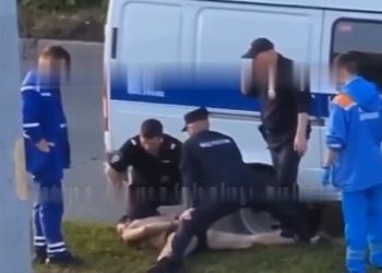 В Челнах неадекватный мужчина в трусах пытался залезть на чужой балкон