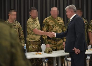 Мэр Челнов Наиль Магдеев вручил военнослужащим вещмешки и утеплённые сапоги