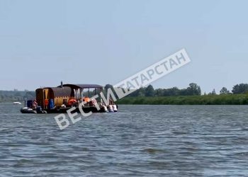 В Татарстане отдыхающим пришлось толкать плавучую баню из-за обмеления Волги