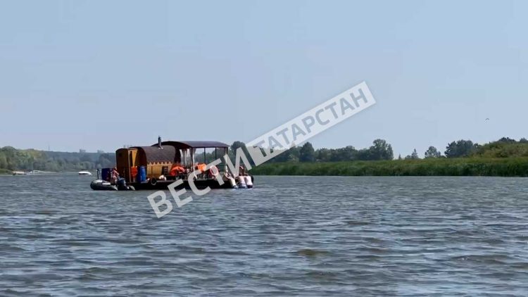 В Татарстане отдыхающим пришлось толкать плавучую баню из-за обмеления Волги
