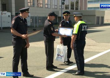 В Казани наградили сотрудников ГИБДД, задержавших особо опасного преступника