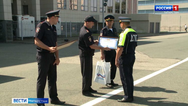 В Казани наградили сотрудников ГИБДД, задержавших особо опасного преступника