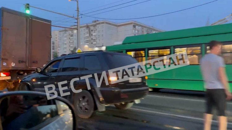 В Казани на проспекте Ямашева произошло ДТП с тремя машинами