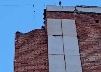 Жители Альметьевска опасаются, что крыша их дома может разрушиться