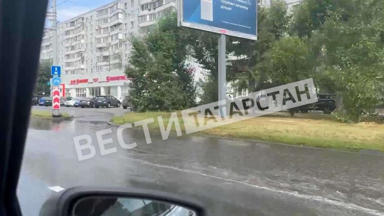 В Казани на проспекте Ямашева прорвало канализацию