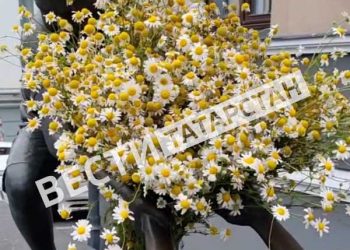 В Казани памятник «Доверие» украсили букетом ромашек