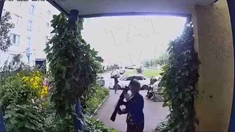 В Челнах ребенок из винтовки выстрелил в камеру домофона