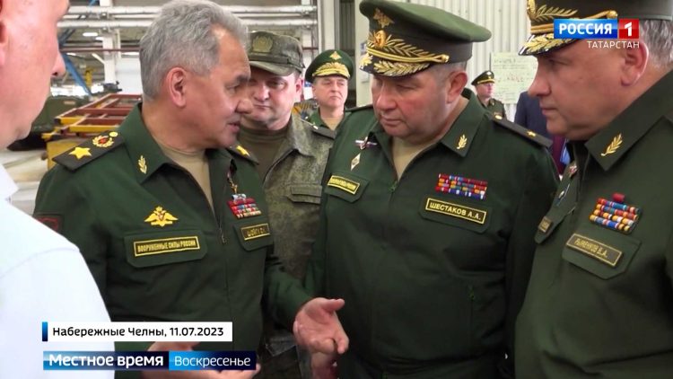 Шойгу проверил выполнение гособоронзаказа на предприятиях в Татарстане