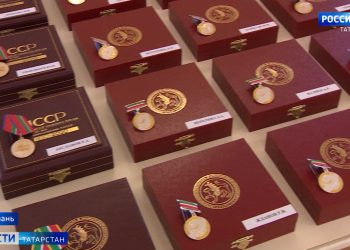 Песошин вручил лучшим работникам Татарстана государственные награды