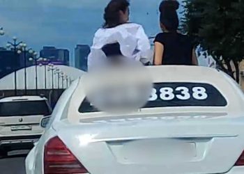 В Казани оштрафовали водителя, который ездил с высунувшимися из люка иномарки девушками