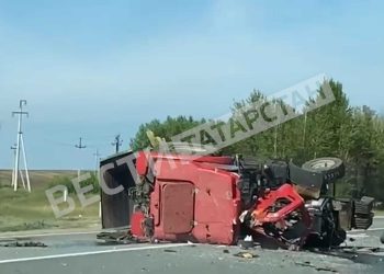 На выезде из Буинска в сторону Казани трактор столкнулся с легковушкой