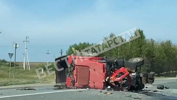 На выезде из Буинска в сторону Казани трактор столкнулся с легковушкой