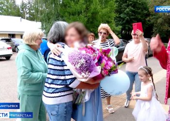 Альметьевские волонтёры встретили из роддома супругу мобилизованного