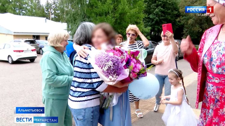 Альметьевские волонтёры встретили из роддома супругу мобилизованного