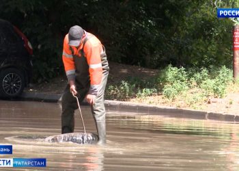 В Казани жители дома по ул.Вишневского жалуются на затопленный двор и подвал
