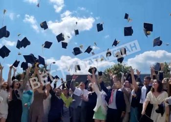 Ректор КФУ вручил студентам красные дипломы и благодарственные письма