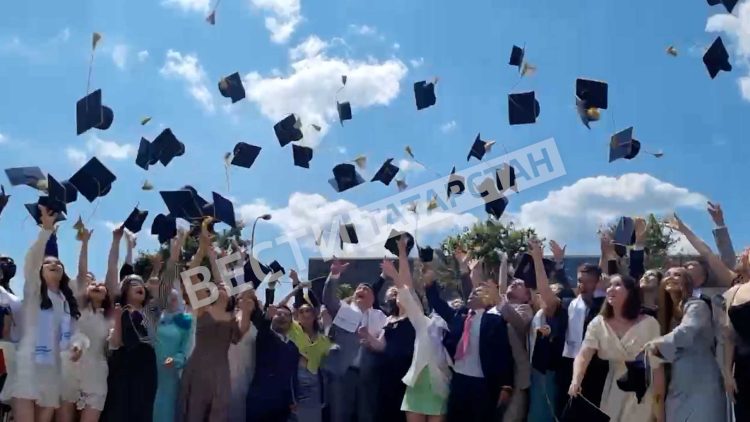 Ректор КФУ вручил студентам красные дипломы и благодарственные письма