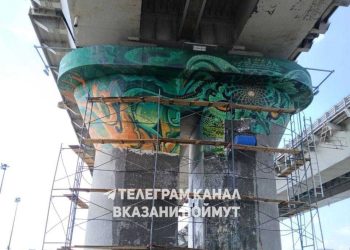 В Казани закрашивают граффити с колонн под мостом «Миллениум»