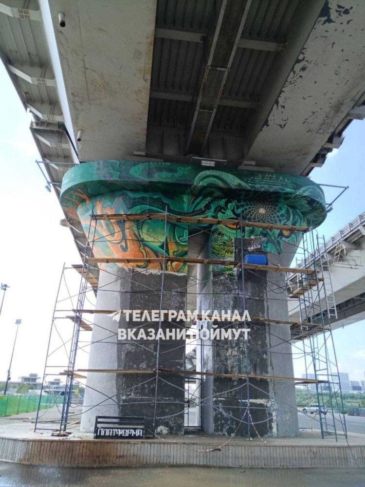 В Казани закрашивают граффити с колонн под мостом «Миллениум»