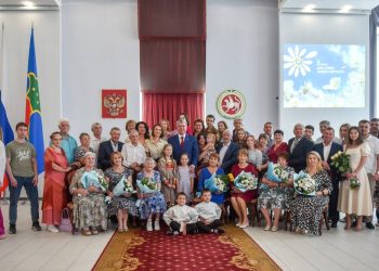 Магдеев наградил семь семей из Челнов медалями «За любовь и верность»