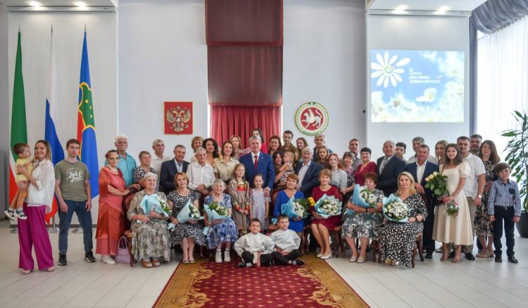 Магдеев наградил семь семей из Челнов медалями «За любовь и верность»