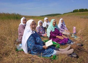 В Татарстане бабушки прочитали в поле намаз, попросив дождя