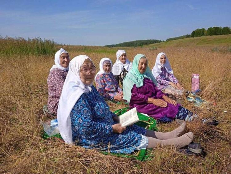 В Татарстане бабушки прочитали в поле намаз, попросив дождя
