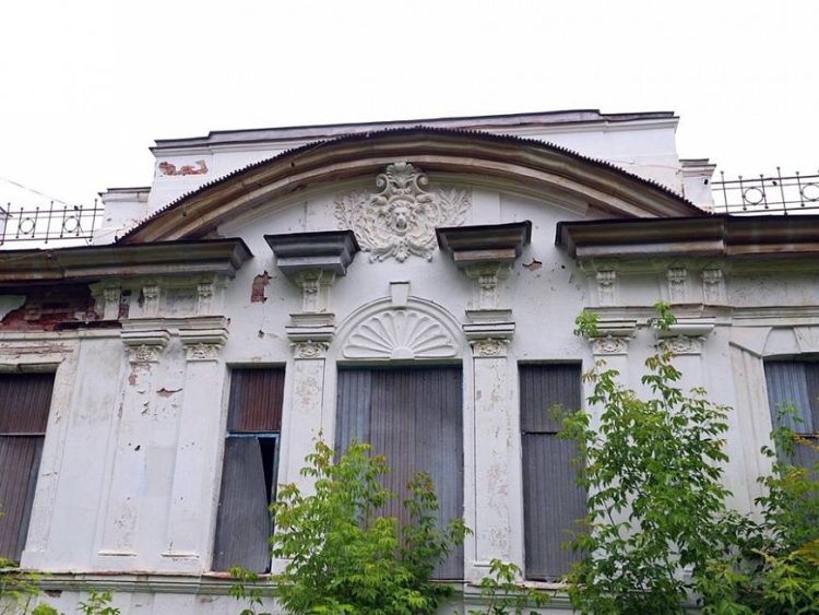 Муллин оценил заброшенную усадьбу Стахеевых
