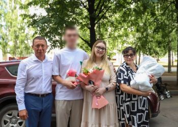 Муллин поздравил семью бойца СВО с рождением дочери