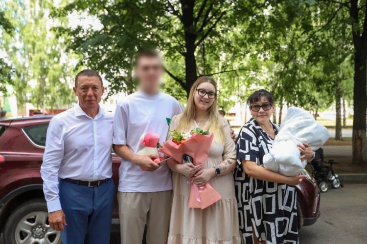 Муллин поздравил семью бойца СВО с рождением дочери