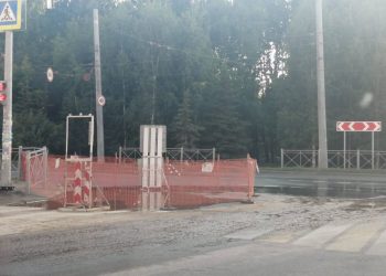 В Казани иномарка провалилась в открытый люк