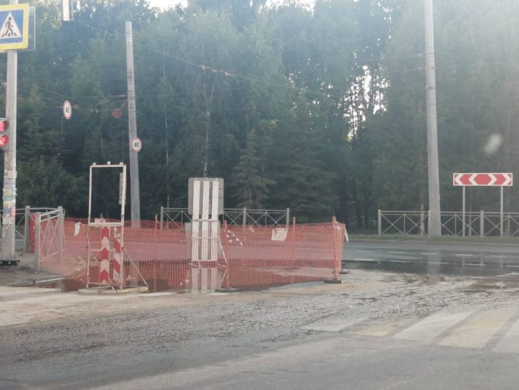 В Казани иномарка провалилась в открытый люк