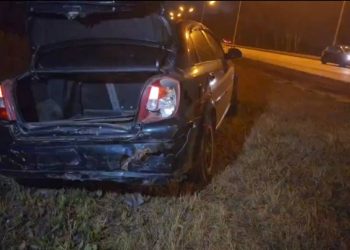 В Татарстане микроавтобус не заметил разбитую легковушку и въехал в нее